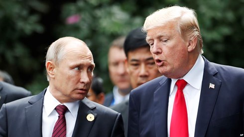 Tổng thống Nga Vladimir Putin (trái) và Tổng thống Mỹ Donald Trump. Ảnh: AP.