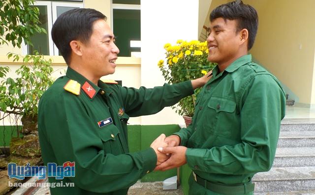 Thượng tá Lê Nam Hồng – Chỉ huy trưởng Ban CHQS huyện Trà Bồng động viên tinh thần tân binh Hồ Văn Tiết trước khi lên đường nhập ngũ