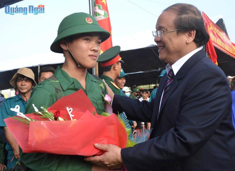 Phó Bí thư Thường trực Tỉnh ủy Nguyễn Thanh Quang tặng hoa, động viên cho các tân binh.