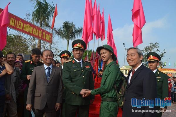 Chính Ủy Quân khu 5 Trần Quang Phương và Chủ tịch UBMTTQVN tỉnh Lê Quang Thích đã động viên tinh thần các tân binh