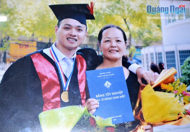 Chị Nguyễn Thị Nguyệt bên cạnh con trai trong lễ nhận bằng tốt nghiệp ở Trường ĐH Y dược TP. Hồ Chí Minh.