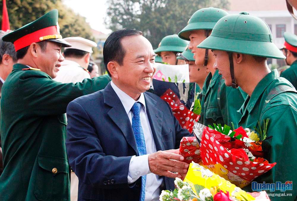 Chủ tịch UBND huyện đảo Lý Sơn Nguyễn Thanh tặng hoa các tân binh lên đường nhập ngũ