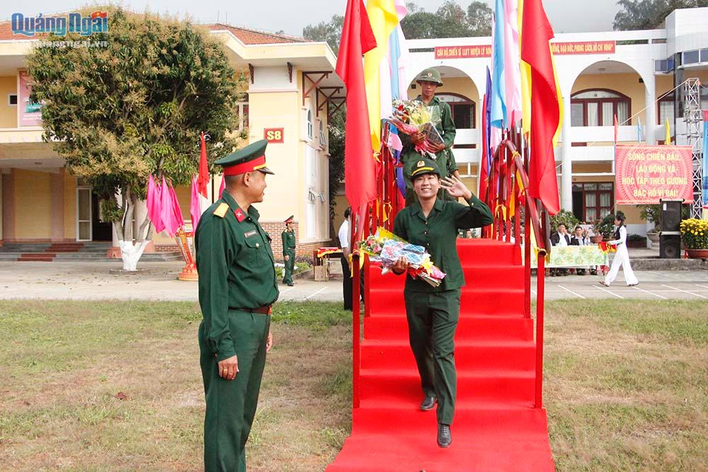ữ tân binh Nguyễn Thị Bình (Lý Sơn) bước qua cầu Vinh Quang lên đường nhập ngũ