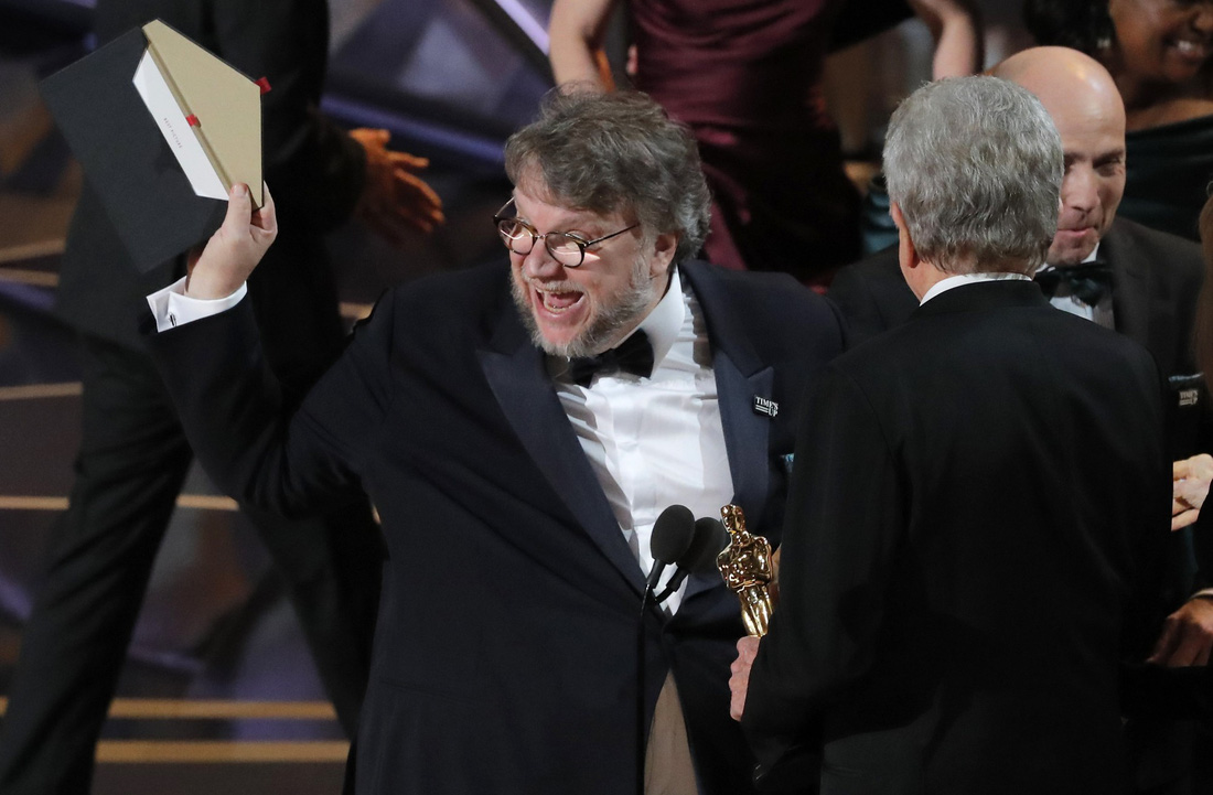 Guillermo del Toro nhận giải cho Phim xuất sắc - Ảnh: Reuters