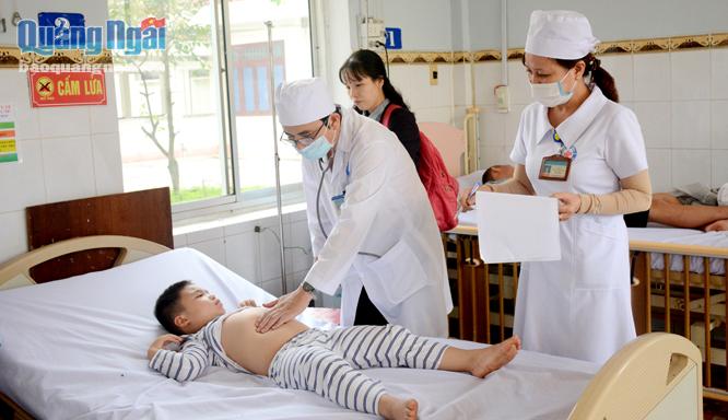 Các y, bác sĩ phòng cấp cứu-Trung tâm Y tế huyện Bình Sơn khám bệnh cho bệnh nhân.