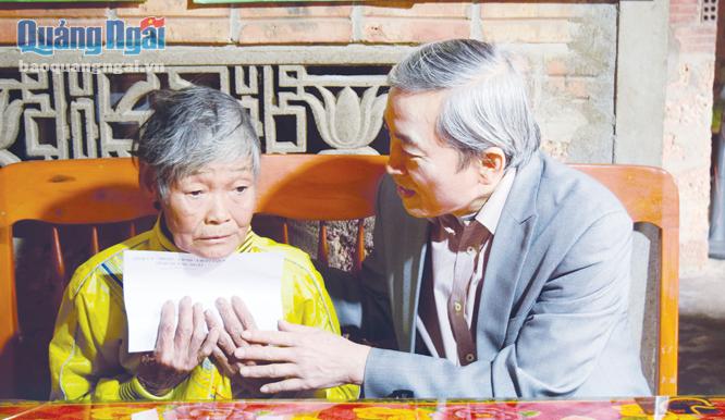 Chủ tịch Ủy ban MTTQ Việt Nam tỉnh Lê Quang Thích thăm hỏi Người cao tuổi khó khăn nhân dịp Tết Mậu Tuất 2018.    