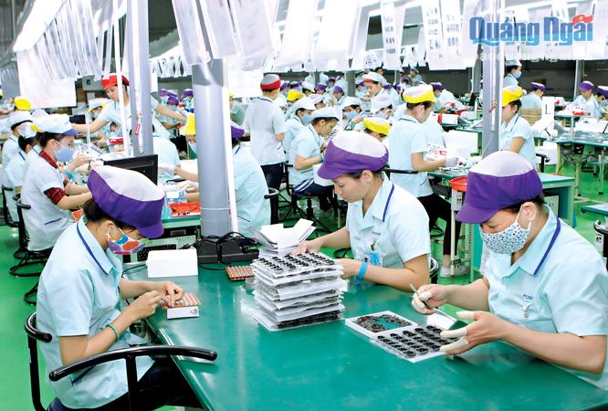 Người phụ nữ ngày càng đóng góp tích cực vào phát triển kinh tế- xã hội của đất nước. Trong ảnh: Công nhân nữ trong ca làm việc ở Khu công nghiệp Tịnh Phong.         Ảnh: THANH LONG
