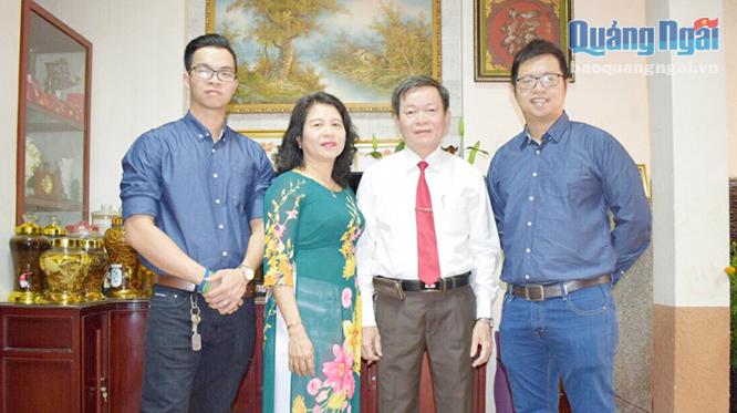 Chị Nguyễn Thị Tường Vi hạnh phúc bên gia đình.