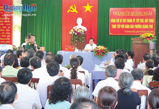 Bí thư Thành ủy Quảng Ngãi Đặng Văn Minh đối thoại với nhân dân phường Quảng Phú. Ảnh: T.Thuận