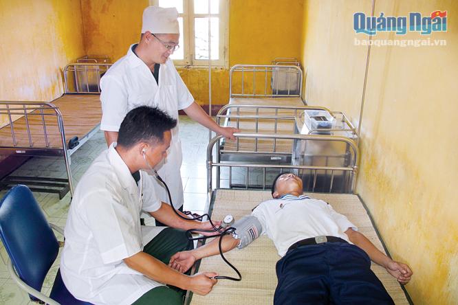 Y, bác sĩ trên đảo Phan Vinh khám, chữa bệnh cho người bệnh trên đảo.