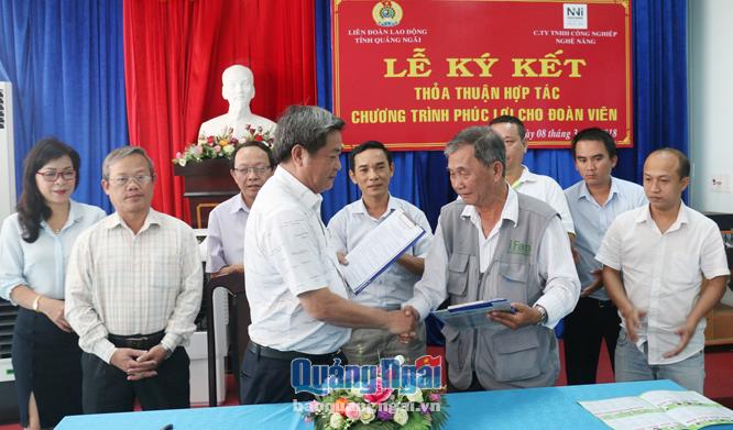 Lãnh đạo LĐLĐ tỉnh ký kết thỏa thuận hợp tác với đại diện Công ty TNHH Công nghiệp Nghệ Năng.