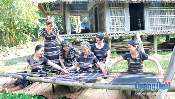 Phụ nữ Làng Teng, xã Ba Thành khéo léo dệt nên những tấm thổ cẩm bền, đẹp.