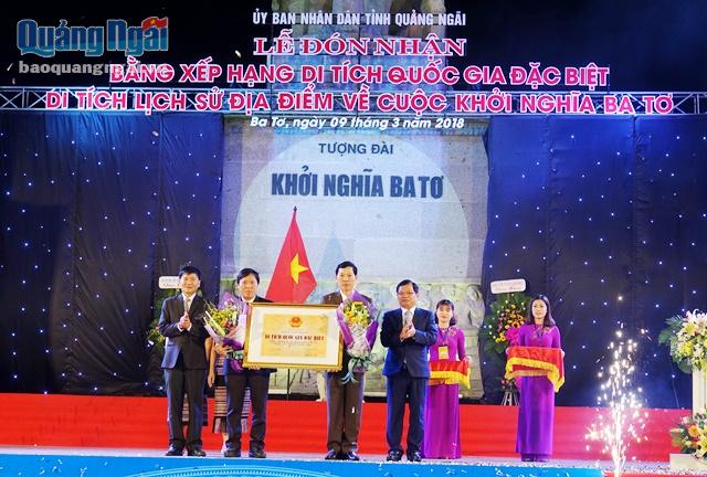 Lãnh đạo tỉnh thừa ủy quyền của Thủ tướng Chính phủ trao bằng Di tích cho lãnh đạo Sở VHTT& DL và huyện Ba Tơ