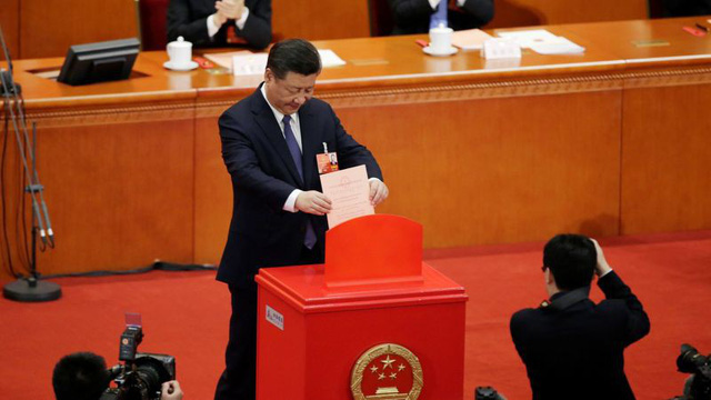 Chủ tịch Tập Cận Bình bỏ phiếu tại hội nghị ở Bắc Kinh ngày 11/3 (Ảnh: Reuters)