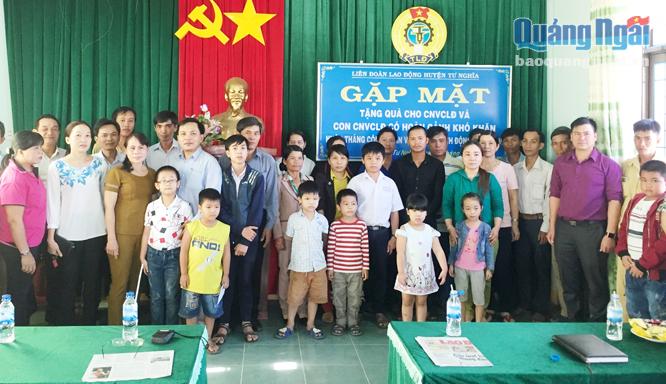 LĐLĐ huyện Tư Nghĩa tổ chức gặp mặt, biểu dương con em CNVC-LĐ có hoàn cảnh khó khăn vươn lên trong học tập.