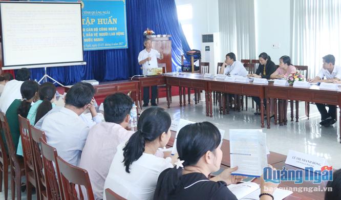 LĐLĐ tỉnh phối hợp với Ban Chính sách kinh tế & Thi đua khen thưởng Tổng LĐLĐ Việt Nam tổ chức tập huấn nâng cao năng lực cho cán bộ công đoàn trong việc tư vấn, giúp đỡ, bảo vệ người lao động.