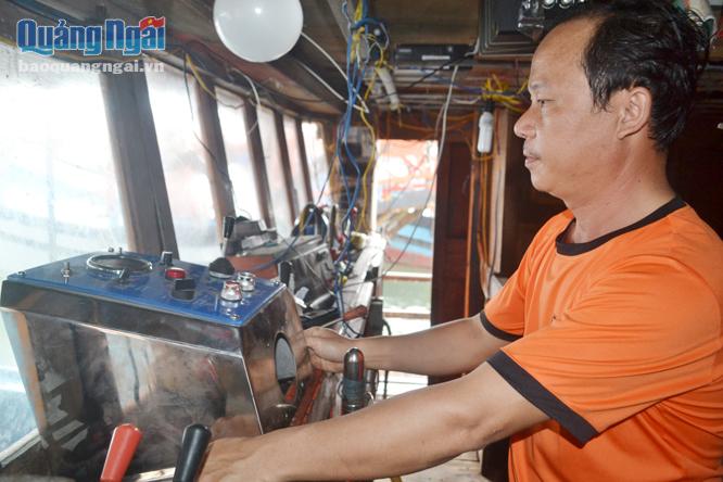 Bỏ tiền ra mua thiết bị đồng hồ góc lái với giá hơn 40 triệu đồng, nhưng ngư dân Bùi Thanh Nghĩa, ở Bình Chánh (Bình Sơn) lại không rõ đơn vị cung ứng, nguồn gốc thiết bị.                                 Ảnh: T.L
