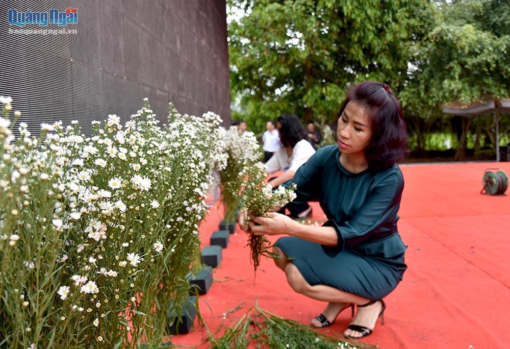 Ngoài ra, trên 2.000 bó hoa Thạch Thảo cũng được trang trí khắp khu vực diễn ra lễ