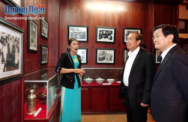 Phó Thủ tướng Thường trực Chính phủ Trương Hòa Bình và Nguyên Chủ tịch nước Trương Tấn Sang xem lại những kỷ vật gắn bó với cuộc đời và sự nghiệp của cố Thủ tướng Phạm Văn Đồng