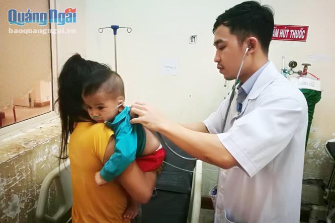 Bác sĩ Đinh Cao Cường đang khám cho bệnh nhân.