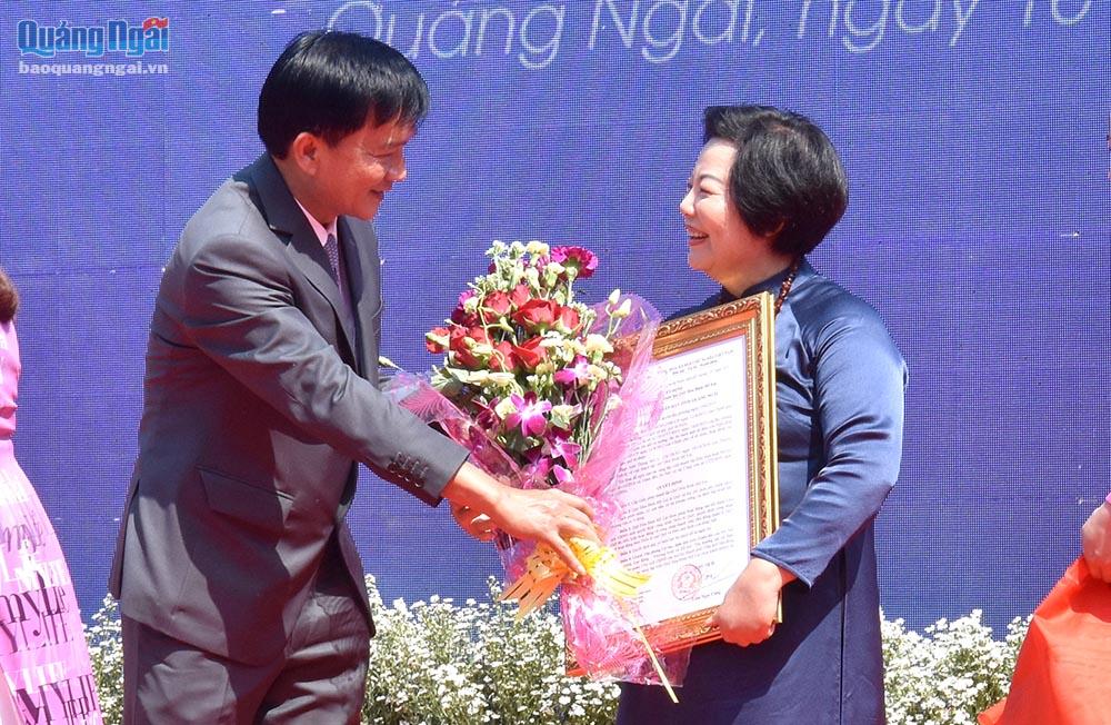 Chủ tịch UBND tỉnh Quảng Ngãi Trần Ngọc Căng trao Quyết định thành lập Quỹ hòa bình Mỹ Lai