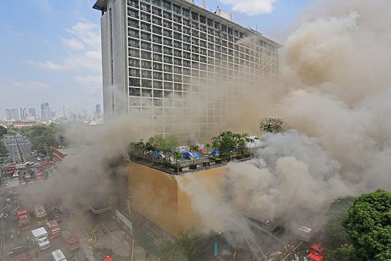 Khói dày đặc bao phủ khu phức hợp Waterfront Manila Pavilion Hotel & Casino trên đường United Nations ở trung tâm thủ đô Manila, Philippines, trong vụ cháy ngày 18-3-2018. Ảnh: THE PHILIPPINE STAR