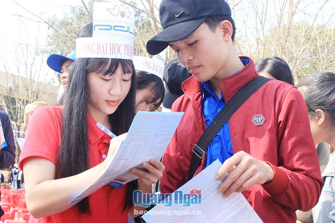  Học sinh  tham gia ngày hội tư vấn tuyển sinh và hướng nghiệp năm 2018 tại Trường THPT chuyên Lê Khiết.