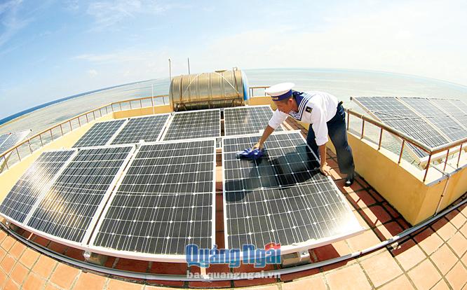 Các chiến sĩ kiểm tra pin năng lượng mặt trời trên đảo Phan Vinh.