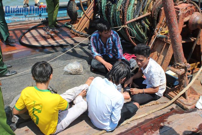 Bốn ngư dân bị bắt giữ được BĐBP và Công an Quảng Ngãi giải cứu. Ảnh Khánh Toàn