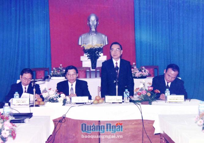 Thủ tướng Phan Văn Khải phát biểu tại buổi làm việc với lãnh đạo chủ chốt của tỉnh.