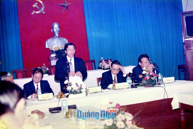  Đồng chí Võ Đức Huy, Bí thư Tỉnh ủy báo cáo với Thủ tướng tình hình KT- XH và KCN Dung Quất.