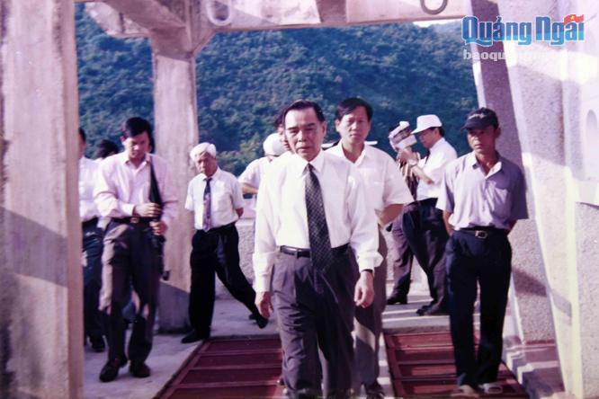  Thủ tướng đi thăm công trình đầu mối thủy lợi Thạch Nham.