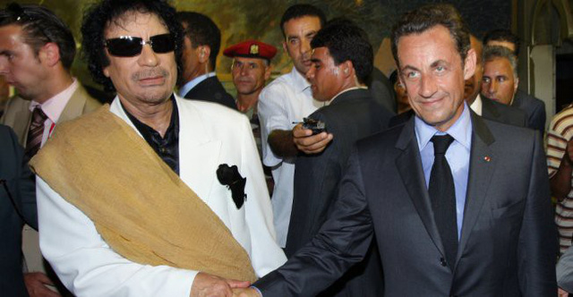 Ông Sarkozy (phải) và nhà lãnh đạo Gaddafi trong chuyến thăm chính thức Libya năm 2007 - Ảnh: AFP