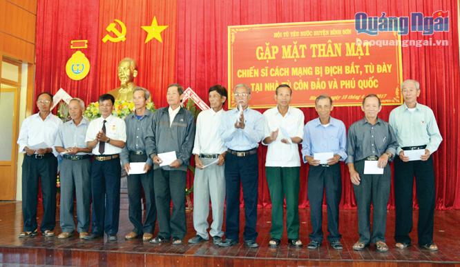 Hội Tù yêu nước huyện Bình Sơn trao quà cho chiến sĩ cách mạng bị địch bắt, tù đày nhân dịp gặp mặt năm 2017.  