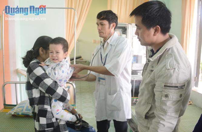 Y sĩ Trạm Y tế xã Bình Chánh (Bình Sơn) khám bệnh cho bệnh nhân.    