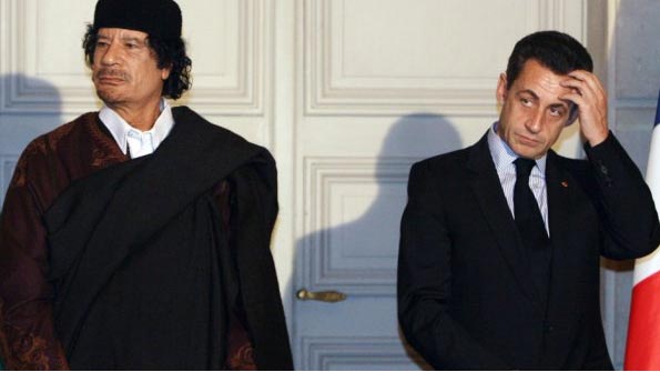 Ông Nicolas Sarkozy khi còn giữ chức Tổng thống Pháp và lãnh đạo Libyan Muammar Gaddafi tại buổi ký kết các hợp đồng thương mại trị giá 10 tỉ Euro tại Điện Élysée tháng 12/2007. Ảnh: France 24