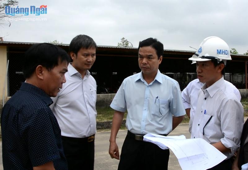 Phó Chủ tịch UBND tỉnh Đặng Ngọc Dũng kiểm tra tại công trường thi công.