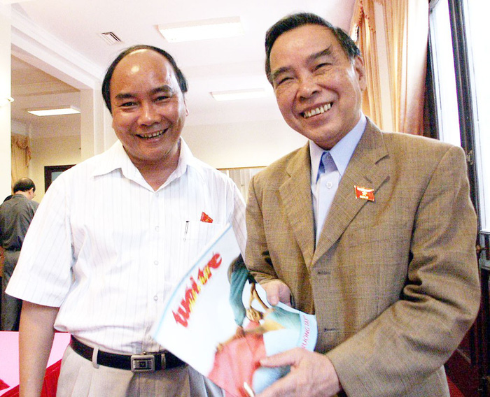 Nguyên Thủ tướng Phan Văn Khải (phải) và Thủ tướng Nguyễn Xuân Phúc (khi đó là đại biểu Quốc hội tỉnh Quảng Nam) tại kỳ họp Quốc hội năm 2004 - Ảnh: Nguyễn Công Thành