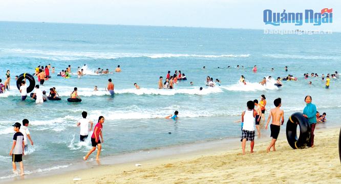 Hằng năm, bãi biển Mỹ Khê thu hút khá đông du khách tham quan, tắm biển.