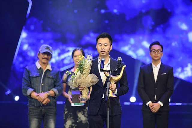 Nhạc sĩ Dương Cầm nhận hai giải thưởng: Nhạc sĩ của năm và Nhà sản xuất của năm.