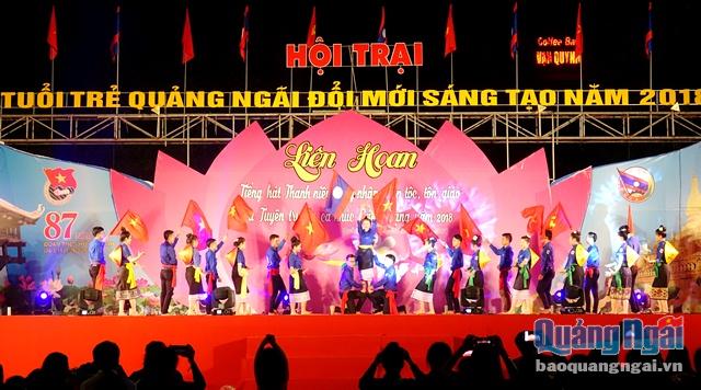 Một tiết mục văn nghệ đặc sắc của những em du học sinh Lào biểu diễn tại chương trình