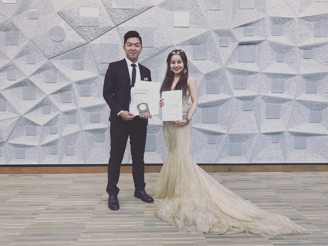  Phan Trung Kiên cùng thí sinh Lại Thị Hương Ly với tấm bằng chứng nhận tại Nhật Bản - Ảnh do nhân vật cung cấp