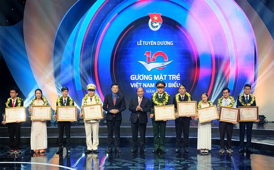 Thủ tướng Nguyễn Xuân Phúc trao giải thưởng cho 10 Gương mặt trẻ tiêu biểu. Ảnh VGP
