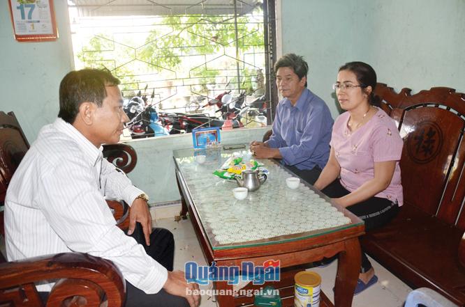 Phó Bí thư Đảng ủy xã Nghĩa Kỳ Nguyễn Tấn Trung (bên trái) trao đổi với chi bộ cơ sở về công tác phát triển đảng viên.