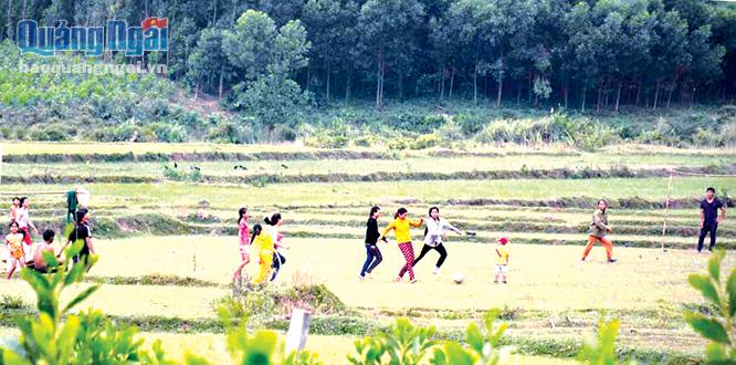  Người dân xã Long Sơn (Minh Long) tập luyện thể thao. Ảnh: M.Hạ