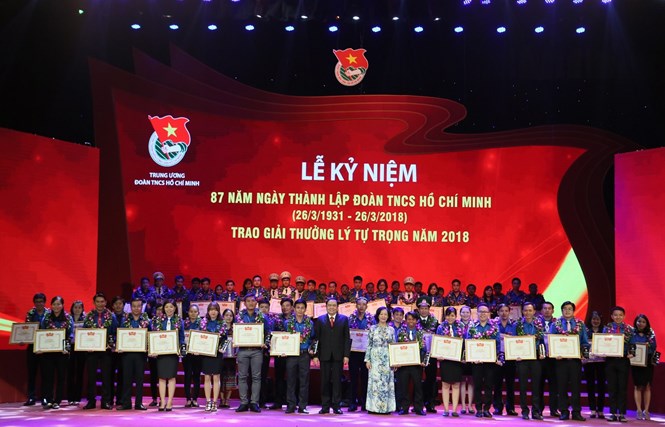 Các đại biểu chụp ảnh lưu niệm cùng 87 đoàn viên xuất sắc nhận Giải thưởng Lý Tự Trọng năm 2018. Ảnh: Báo Đại đoàn kết