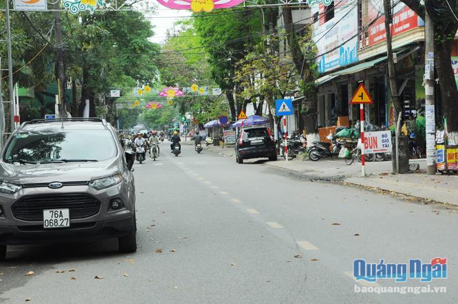 Dù là tuyến đường cấm, nhưng ô tô vẫn vô tư  đậu đỗ trên đường Phan Đình Phùng (đoạn từ Nguyễn Tự Tân đến Hùng Vương).