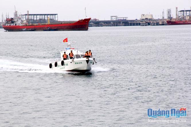 Đồn Biên phòng Cửa khẩu Cảng Dung Quất tuần tra, bảo vệ khu vực tàu cổ từ khi phát hiện đến nay. ẢNH: X.THIÊN