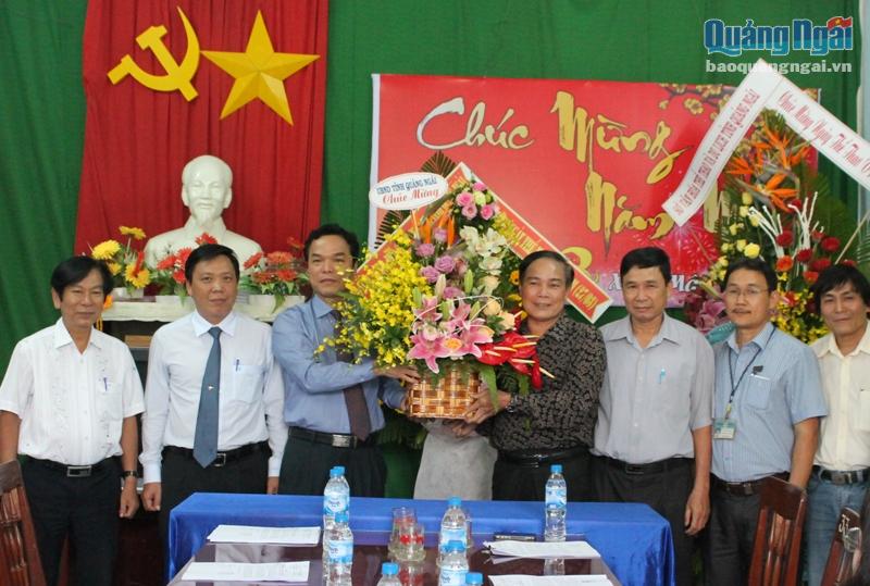 Tặng hoa, chức mừng Ngày truyền thống Thể thao Việt Nam.