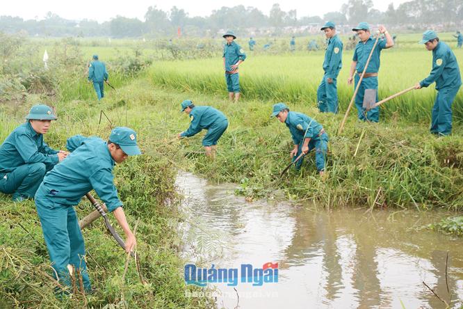 Dân quân tự vệ TP.Quảng Ngãi giúp dân thôn Quyết Thắng, phường Trương Quang Trọng nạo vét kênh mương.